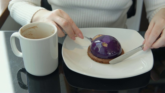 美味的甜点。在咖啡馆的女人喝咖啡和蛋糕。视频素材