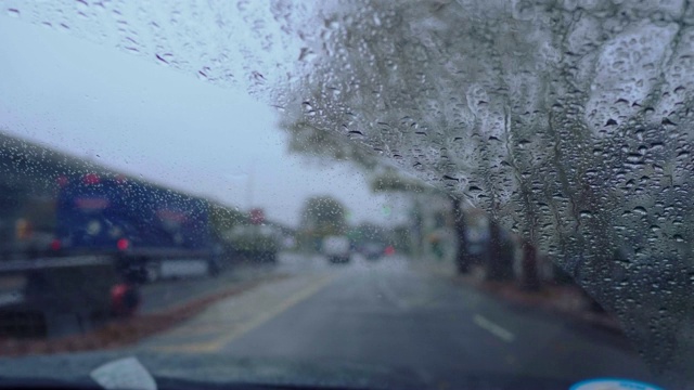 城市里的雨中的汽车视频素材