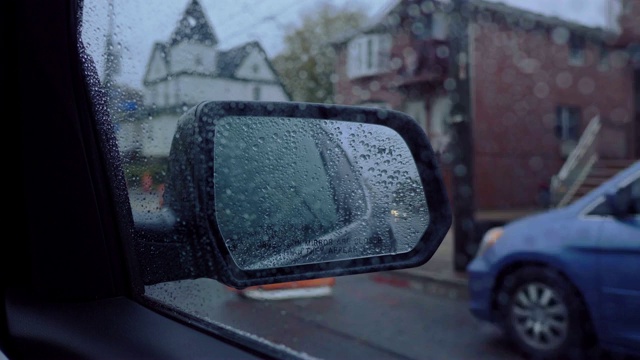 城市里的雨中的汽车视频素材