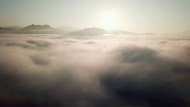 高空鸟瞰日出时的云和天空，灵感概念视频素材