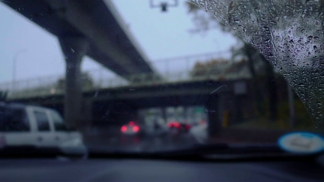 城市里的雨中的汽车视频素材