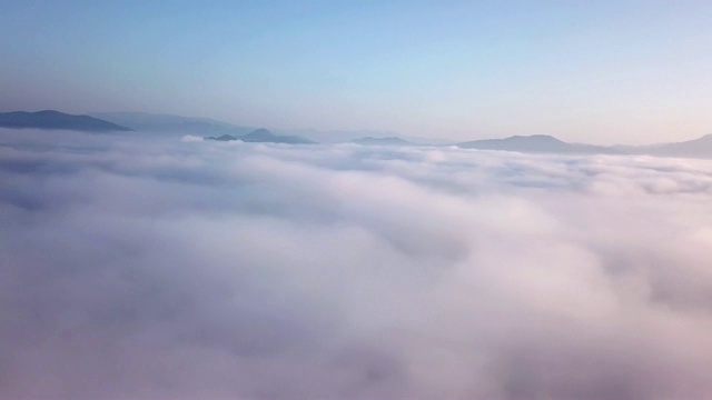 高空鸟瞰日出时的云和天空，灵感概念视频素材