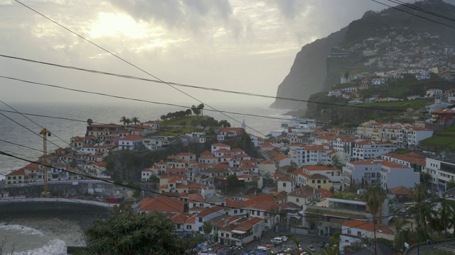 以吉劳角为背景的马德拉岛Câmara de Lobos景观视频素材