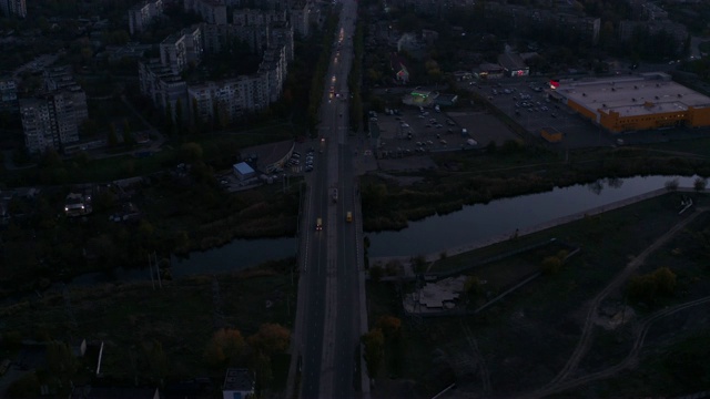 夜间城市中过桥的车辆视频素材