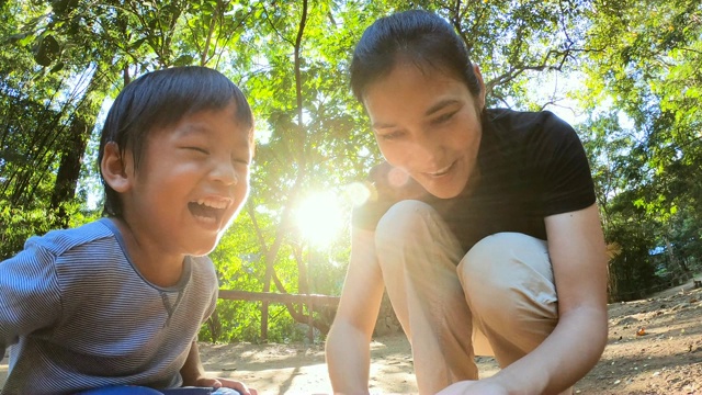 4K SLO MO妈妈和儿子在户外玩。视频素材