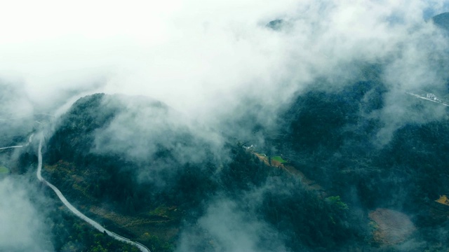 鸟瞰图山与雾视频素材