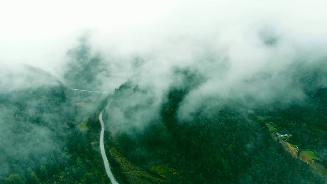 鸟瞰图山与雾视频素材