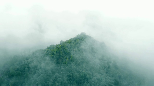 鸟瞰图山上有雾视频素材