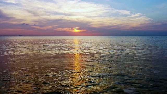 热带海滩上日落的波浪视频素材