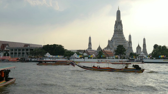 日落时分，乘船和湄南河观看Wat Arun temple视频素材