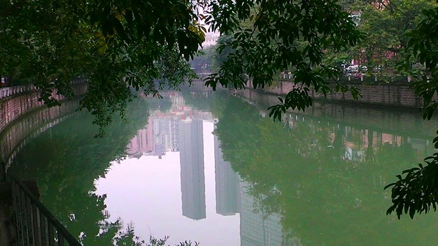 成都河上的大雾天。中国视频素材