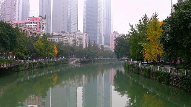 成都河上的大雾天。中国视频素材