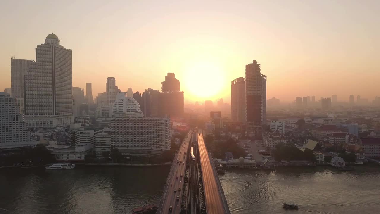 泰国首都曼谷，阳光下的天空火车街道道路的鸟瞰图视频素材