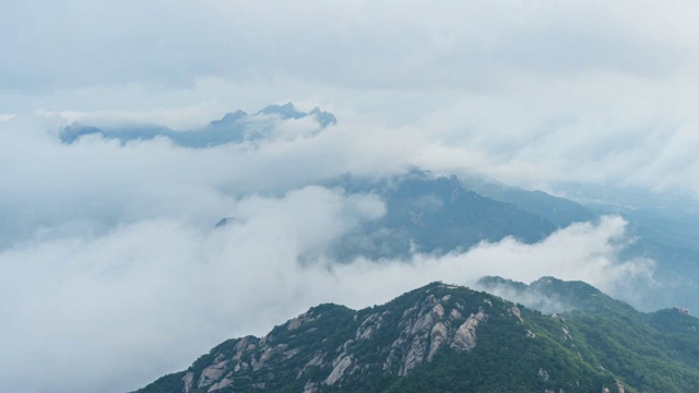 汉城北韩山的日出时间。北山国家公园，韩国。视频下载