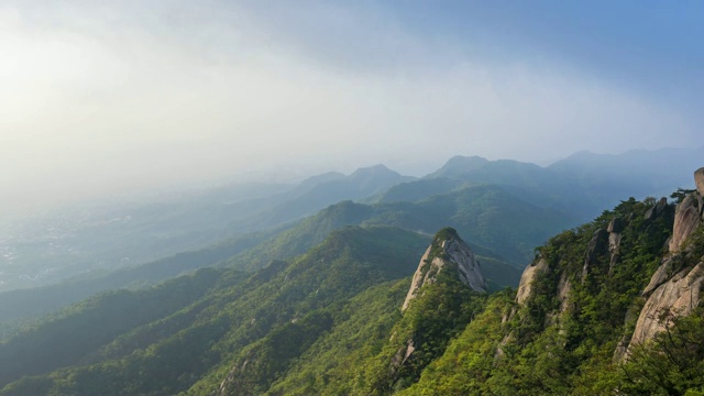 汉城北韩山的日出时间。北山国家公园，韩国。视频下载