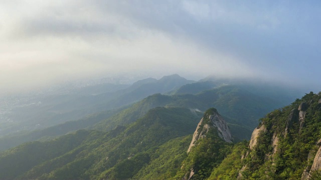 汉城北韩山的日出时间。北山国家公园，韩国。视频下载