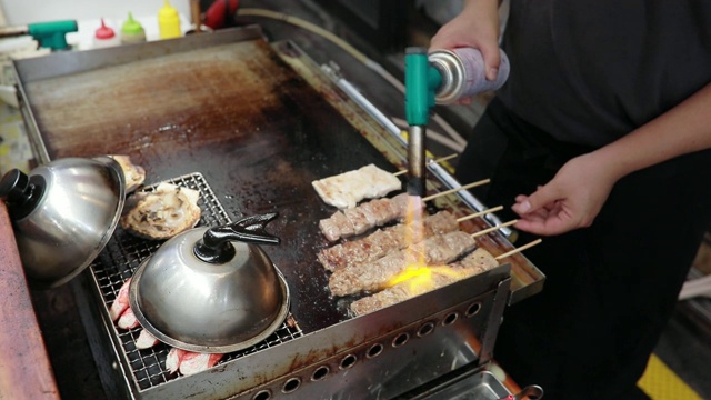 日本大阪街头的牛肉烧烤视频素材