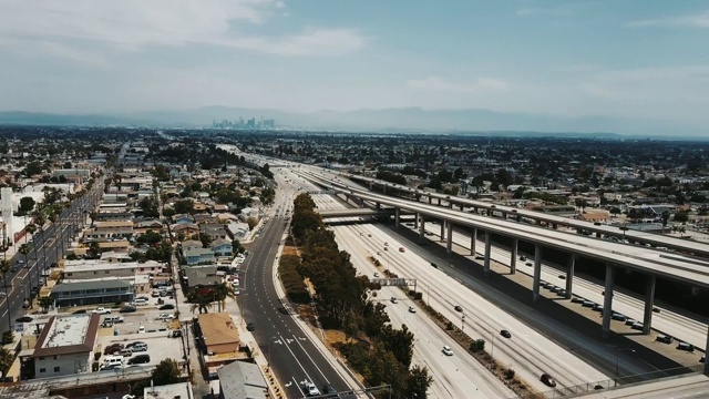 无人机在惊人的美国城市和大的高速公路交汇处与汽车在多个道路水平上的右平移。视频素材