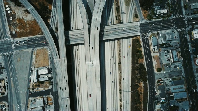 美丽的无人机立交桥上方大型公路交汇处，具有结构复杂的多条道路和立交桥。视频素材