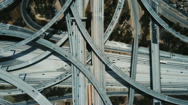 无人机放大惊人的复杂的高速公路交汇处与汽车通过多个水平的道路立交桥。视频素材