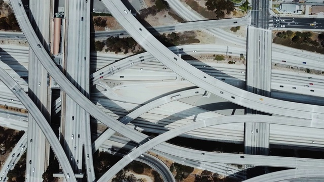 无人机右飞行显示惊人的高速公路交汇处复杂的道路，水平和立交桥结构。视频素材