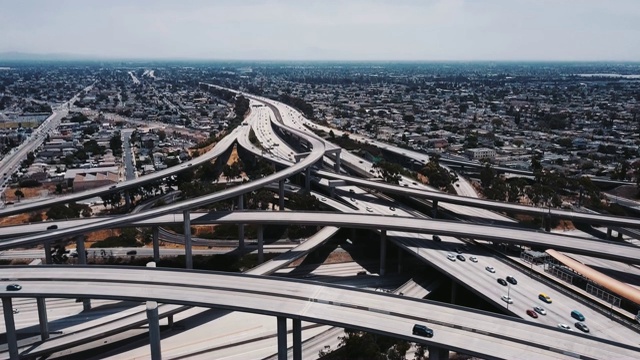 无人机升起，显示了洛杉矶法官普雷格森高速公路十字路口的大型住宅区。视频素材