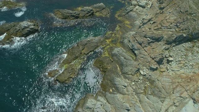 惊人的大自然靠近大海，慢动作的海浪撞击视频素材