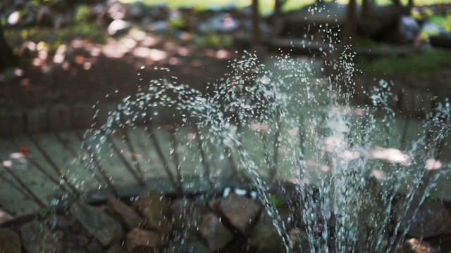 花园里的喷泉。视频素材