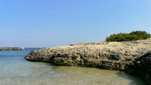 Costa Merlata海滩和它在意大利Ostuni Salento的海湾视频素材