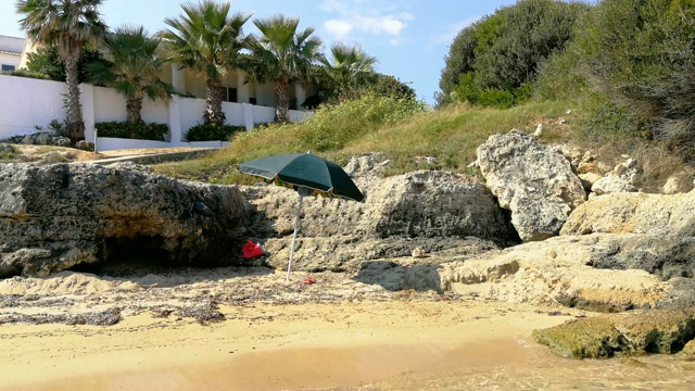 Costa Merlata海滩和它在意大利Ostuni Salento的海湾视频素材