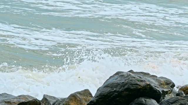 海浪撞击着岩石视频素材