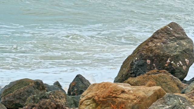 海浪撞击着岩石视频素材