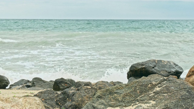 海浪撞击着岩石视频素材