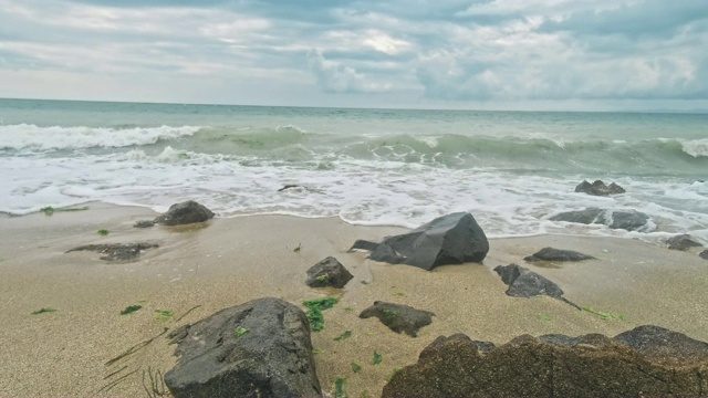 海浪撞击着岩石视频素材