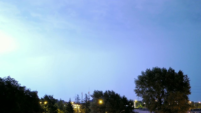 夜晚城市上空的雷暴和几道闪电视频素材