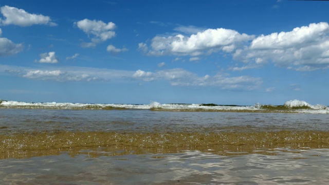 波兰波罗的海的海浪在阳光明媚的夏天视频素材