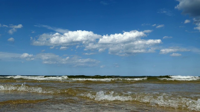 波兰波罗的海的海浪在阳光明媚的夏天视频素材