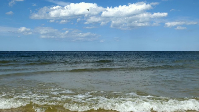 波兰波罗的海的海浪在阳光明媚的夏天视频素材