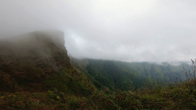 风吹雾，傍晚露出山景。视频素材