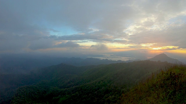 日落时分，风吹雾吹山的风景视频素材