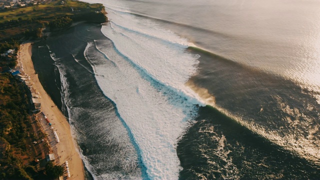 大浪鸟瞰图。日落时巴厘岛的海滩和海浪。视频素材