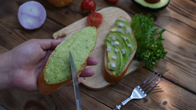 鳄梨面包。健康饮食和蔬菜视频素材