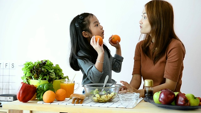 妈妈和孩子一起吃沙拉。视频素材