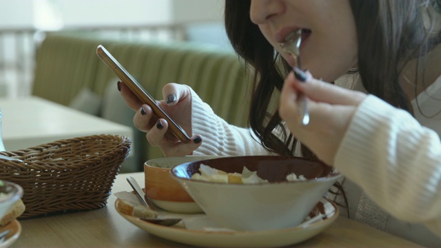 午休时间。年轻女子在咖啡馆打电话视频素材