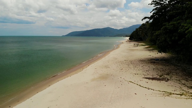 空中美丽的海景，热带白色沙滩，绿松石般的海水。顶部无人机查看异国情调的泰国景观，椰子树，海洋或海岸和山脉。度假、度假、旅游的概念视频素材