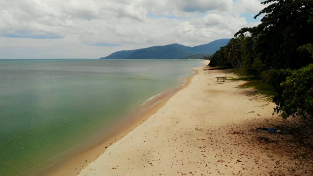 空中美丽的海景，热带白色沙滩，绿松石般的海水。顶部无人机查看异国情调的泰国景观，椰子树，海洋或海岸和山脉。度假、度假、旅游的概念视频素材