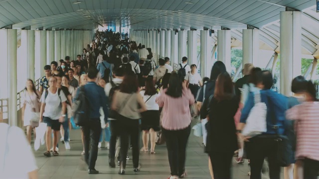 时间流逝;人群走在曼谷中央商务区的空中步道上。视频素材