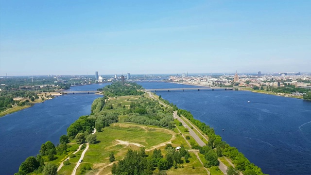 从电视塔高处俯瞰里加的夏季鸟瞰图。老城区，Zakusala岛，横跨道格瓦河和西德维纳河的桥梁。拉脱维亚，波罗的海国家，欧洲联盟视频下载