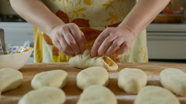 烹饪。一个女人把肉饼粘在一起视频素材