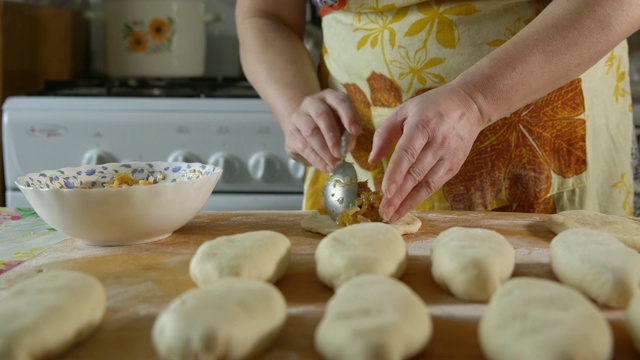 烹饪。一个女人在放馅饼馅视频素材